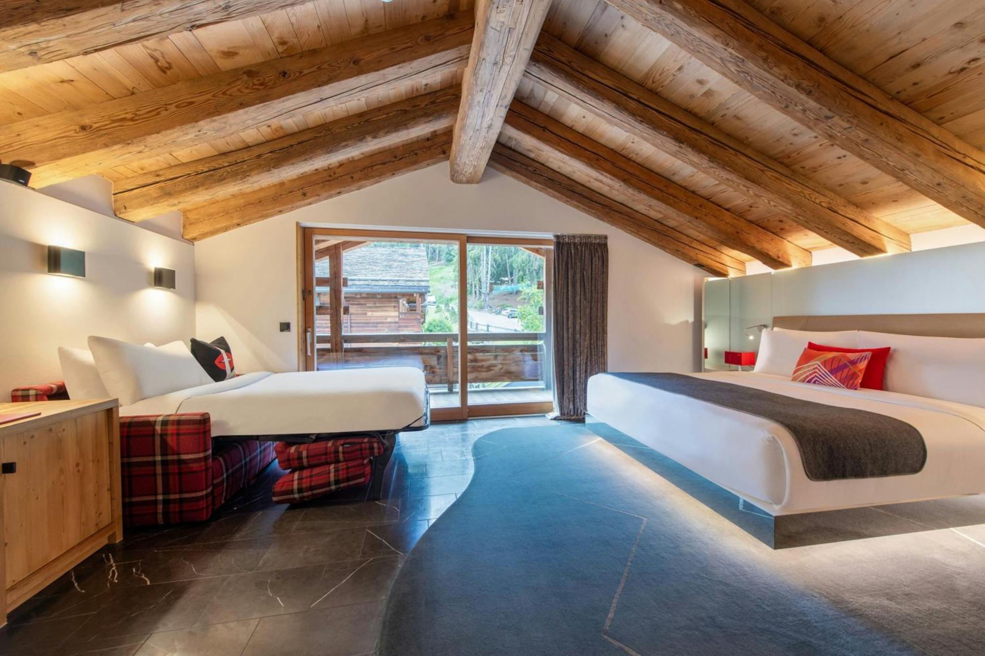 Cozy Family Room One King Bed One Single Bed Balcony