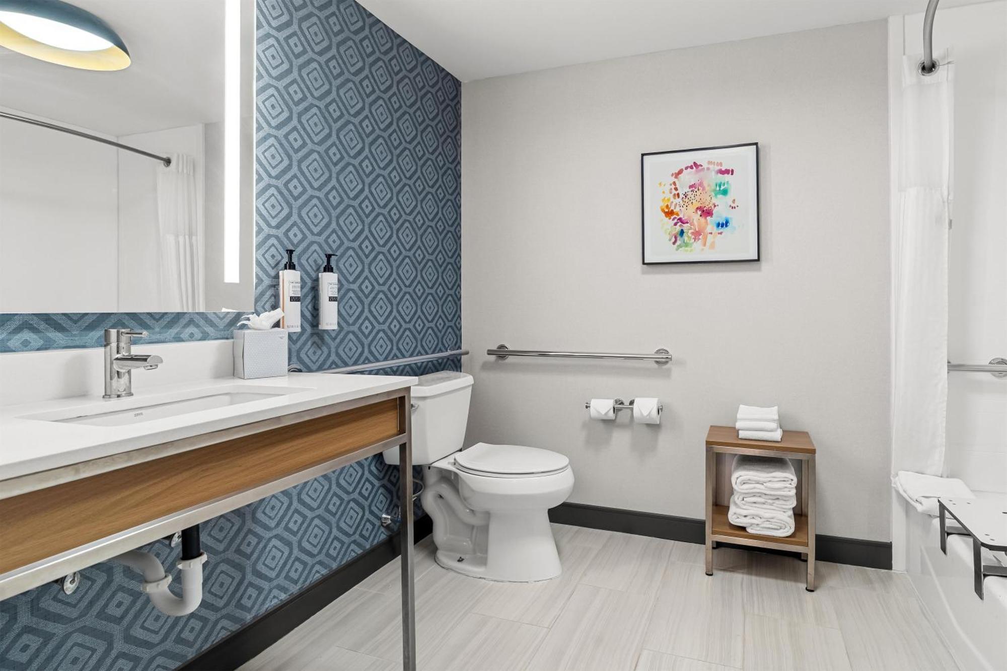 Queen Room Two Queen Beds Mobility Hearing Access