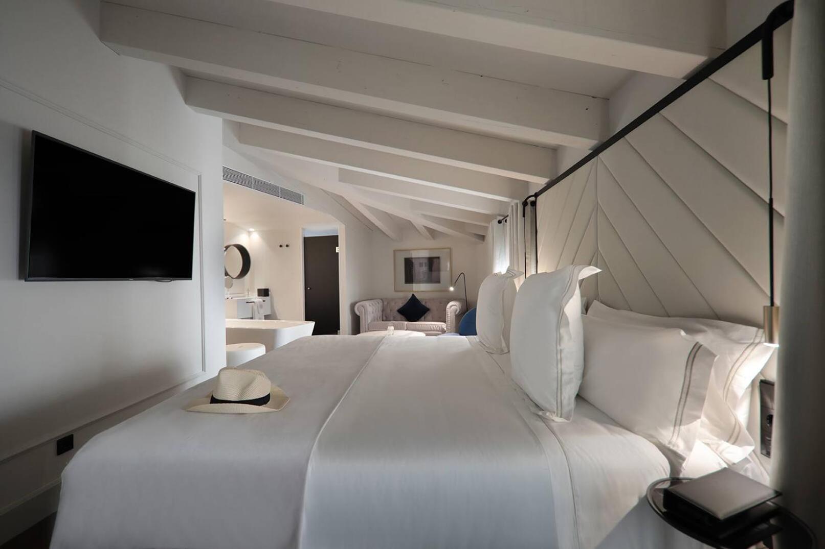 Singular Junior Suite