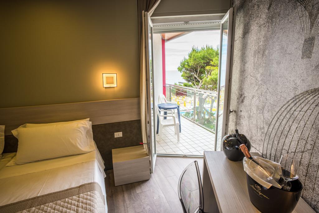 Deluxe Double Room with Lateral Sea View