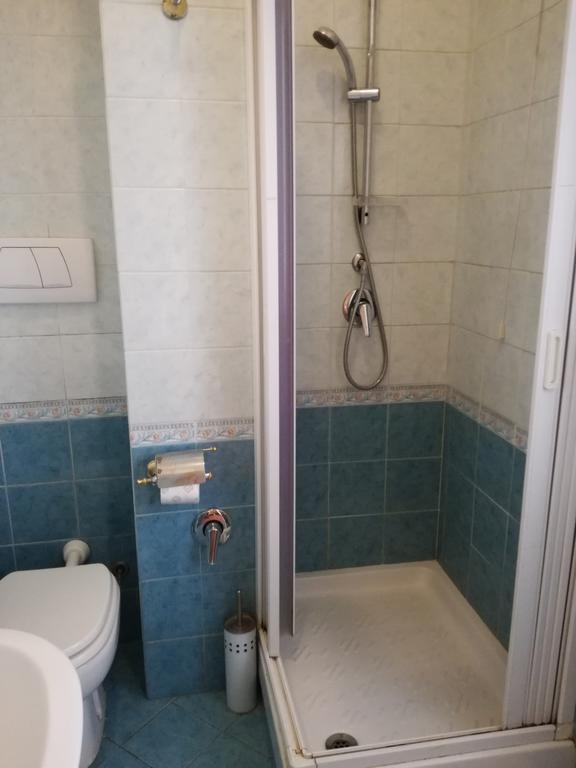 Camera Matrimoniale/Doppia con Letti Singoli con Bagno
