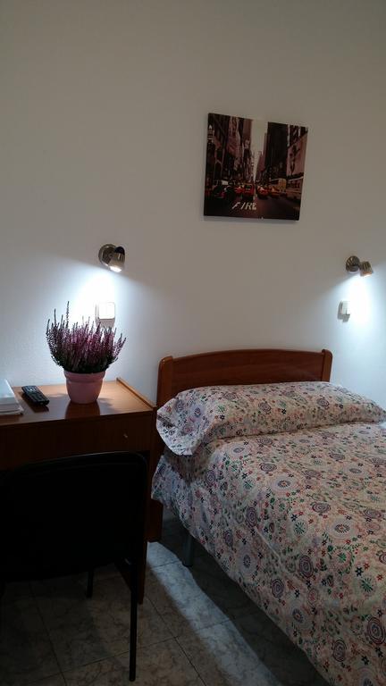 Single Room,761934745:JPEG