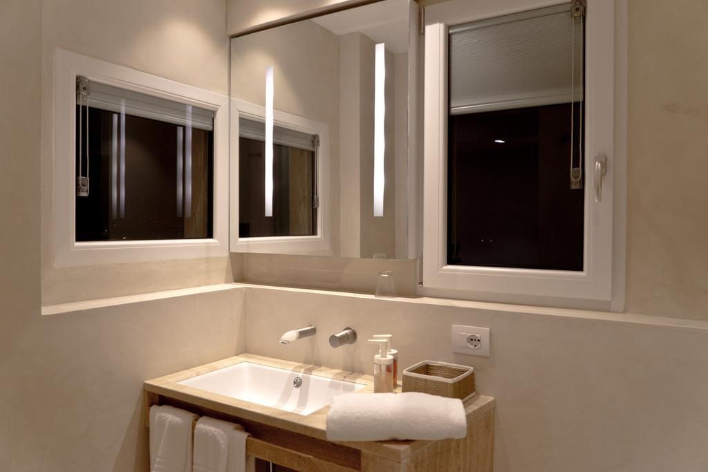 Deluxe Double Room Bath