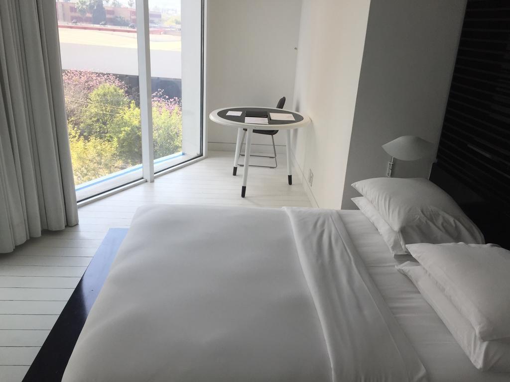 Habitación esquinera con cama doble