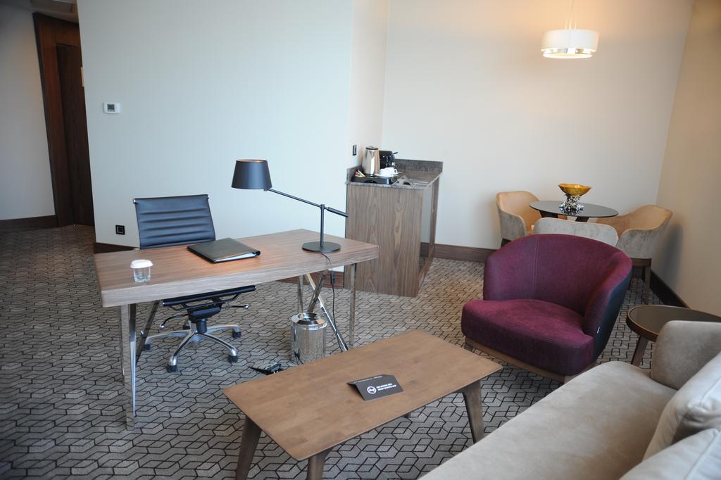 Deluxe Suite with King Bed - Lounge Access,435043821:JPEG