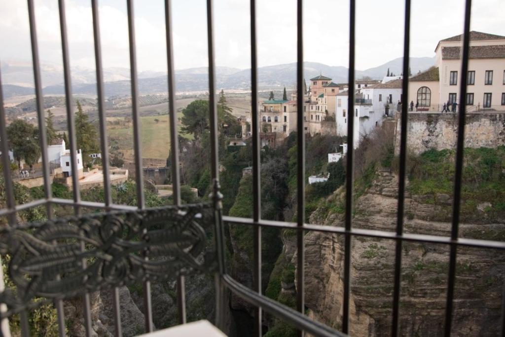 Doppel- oder Zweibettzimmer mit Balkon und Blick auf die Puente Nuevo