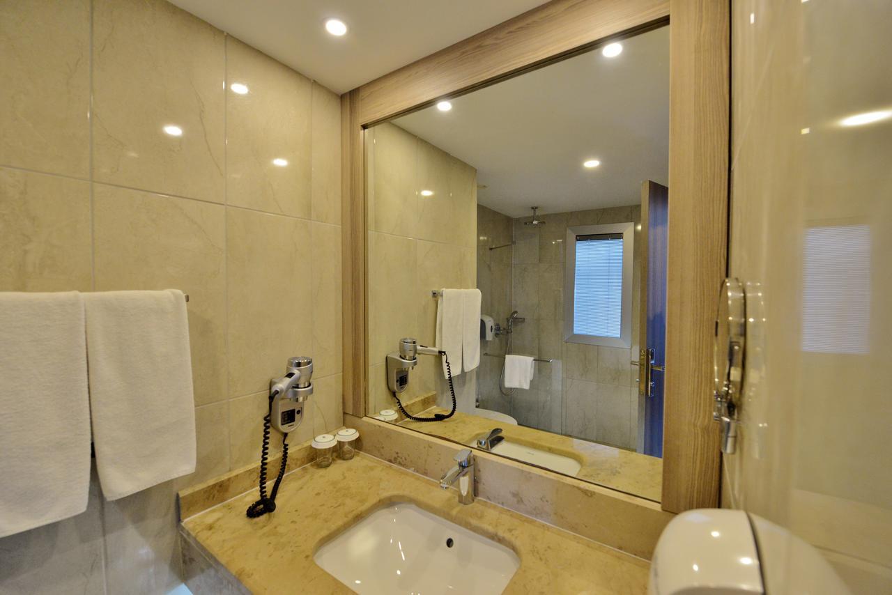 Habitación Estándar con vistas parciales al mar