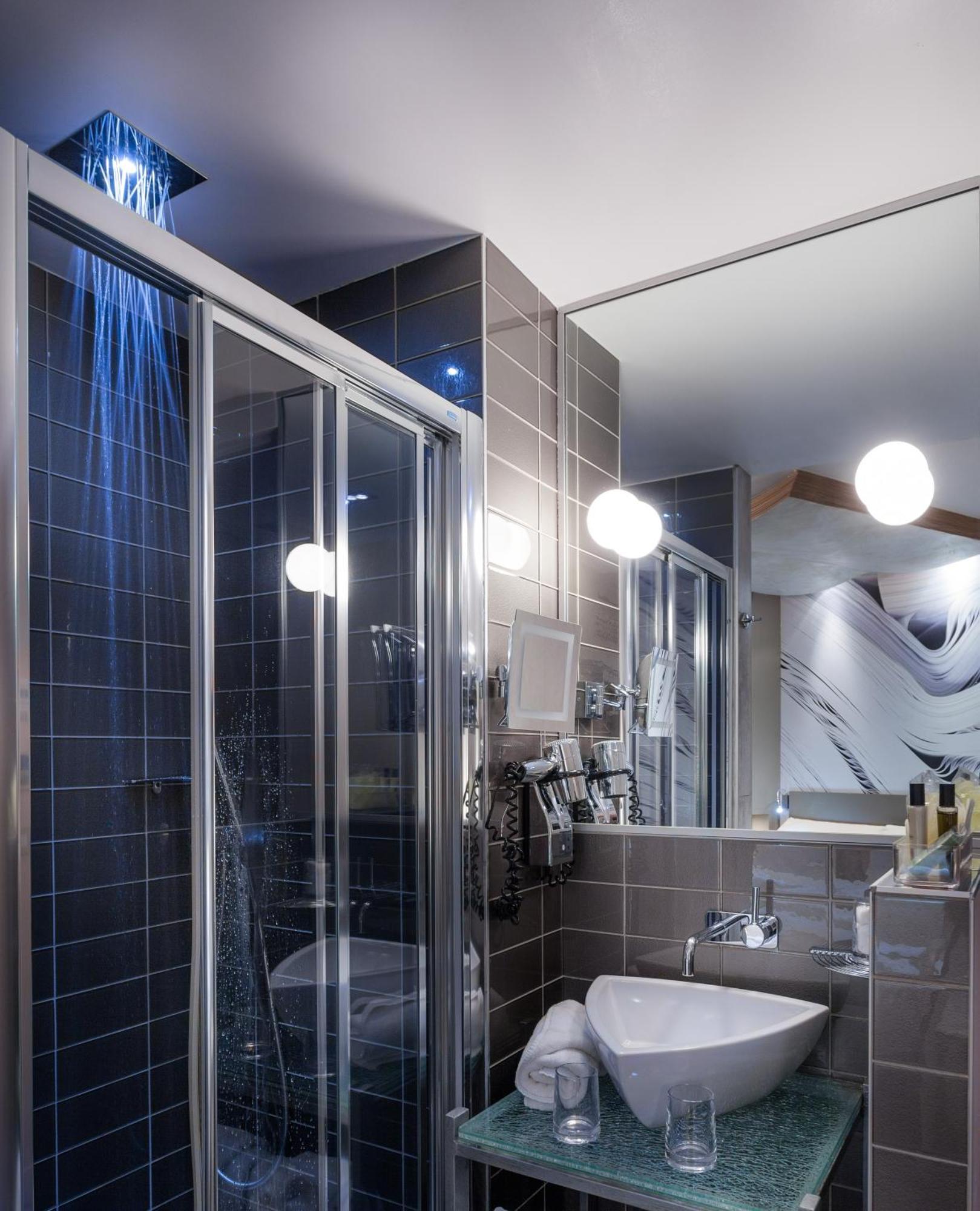 Superior Double Room Massaging-Jet Shower