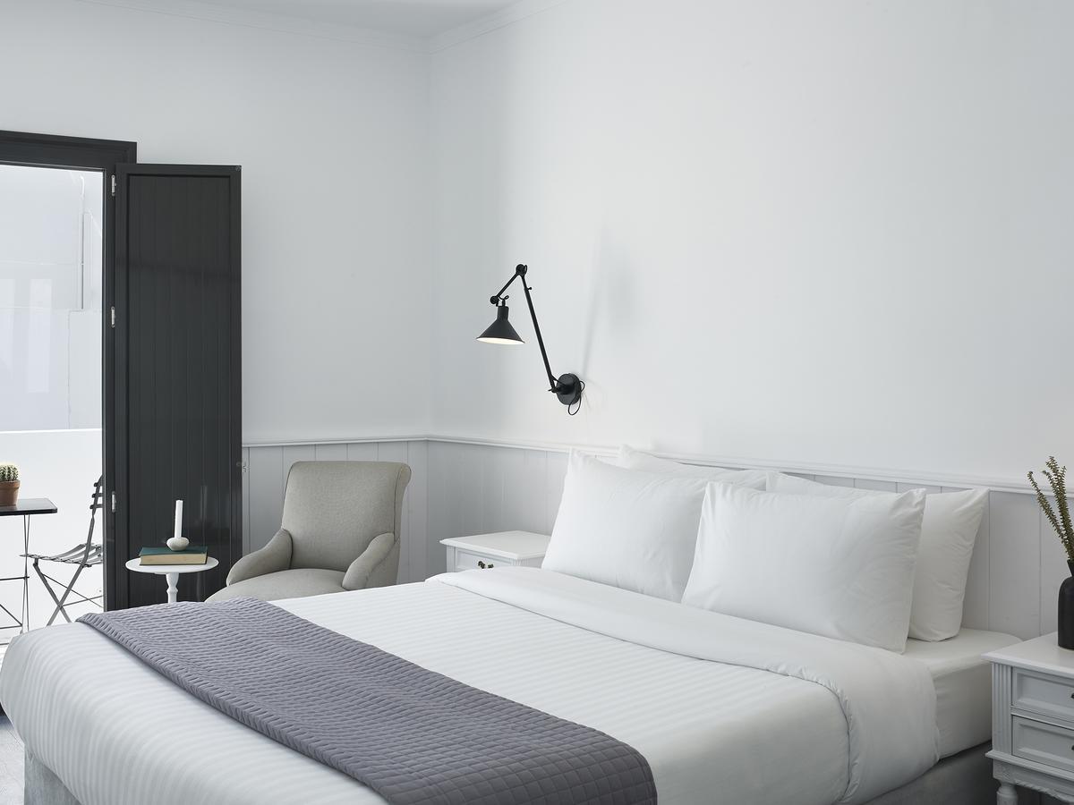 Deluxe Double Room Skaros Rock