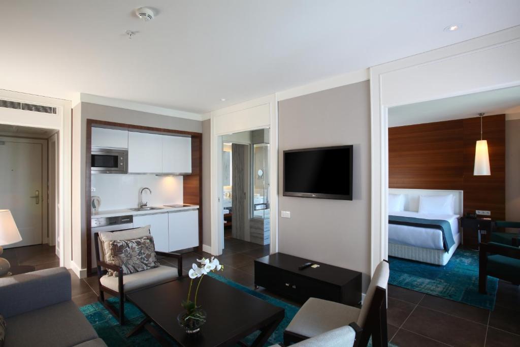 Suite with Pool View,64252411:JPEG