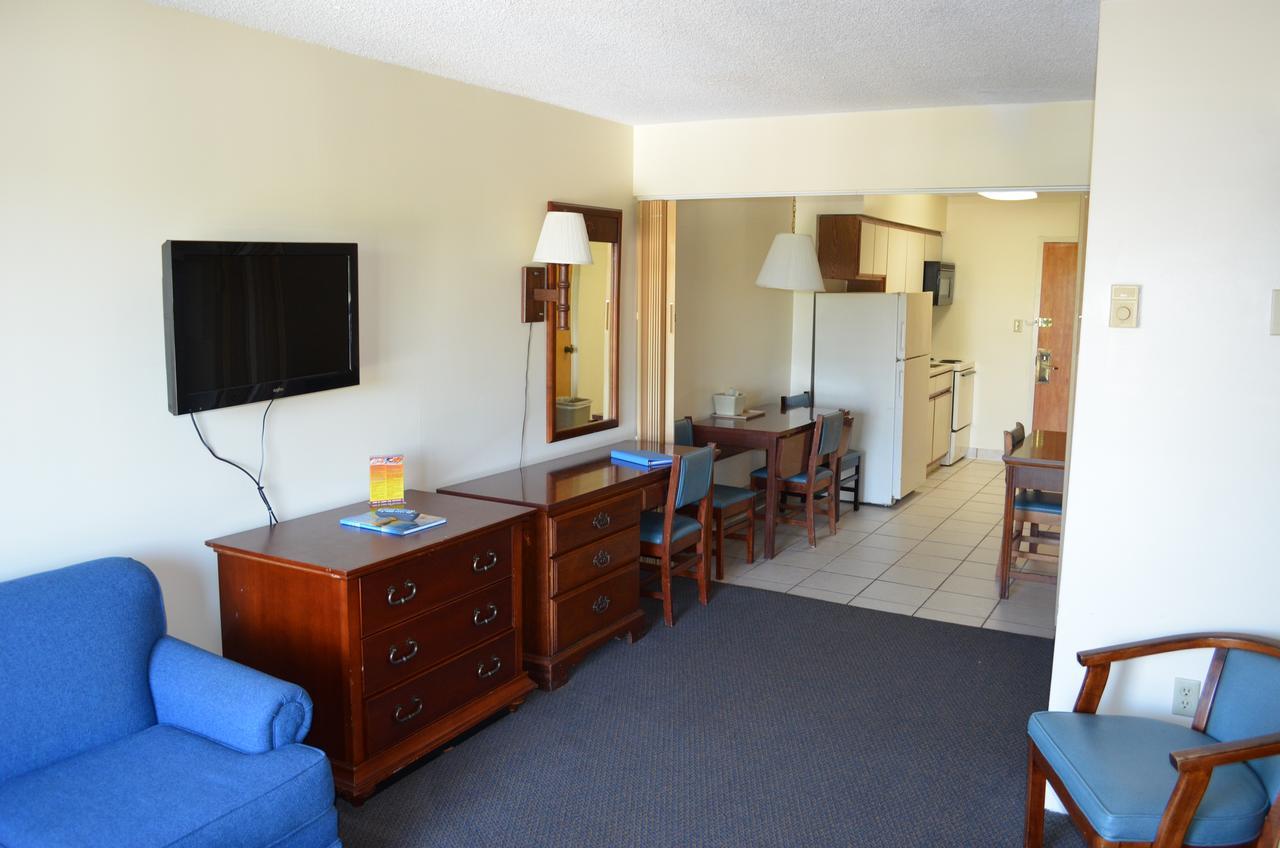 Studio Efficiency Blvd View 1 Queen 1 Sleeper Sofa T7