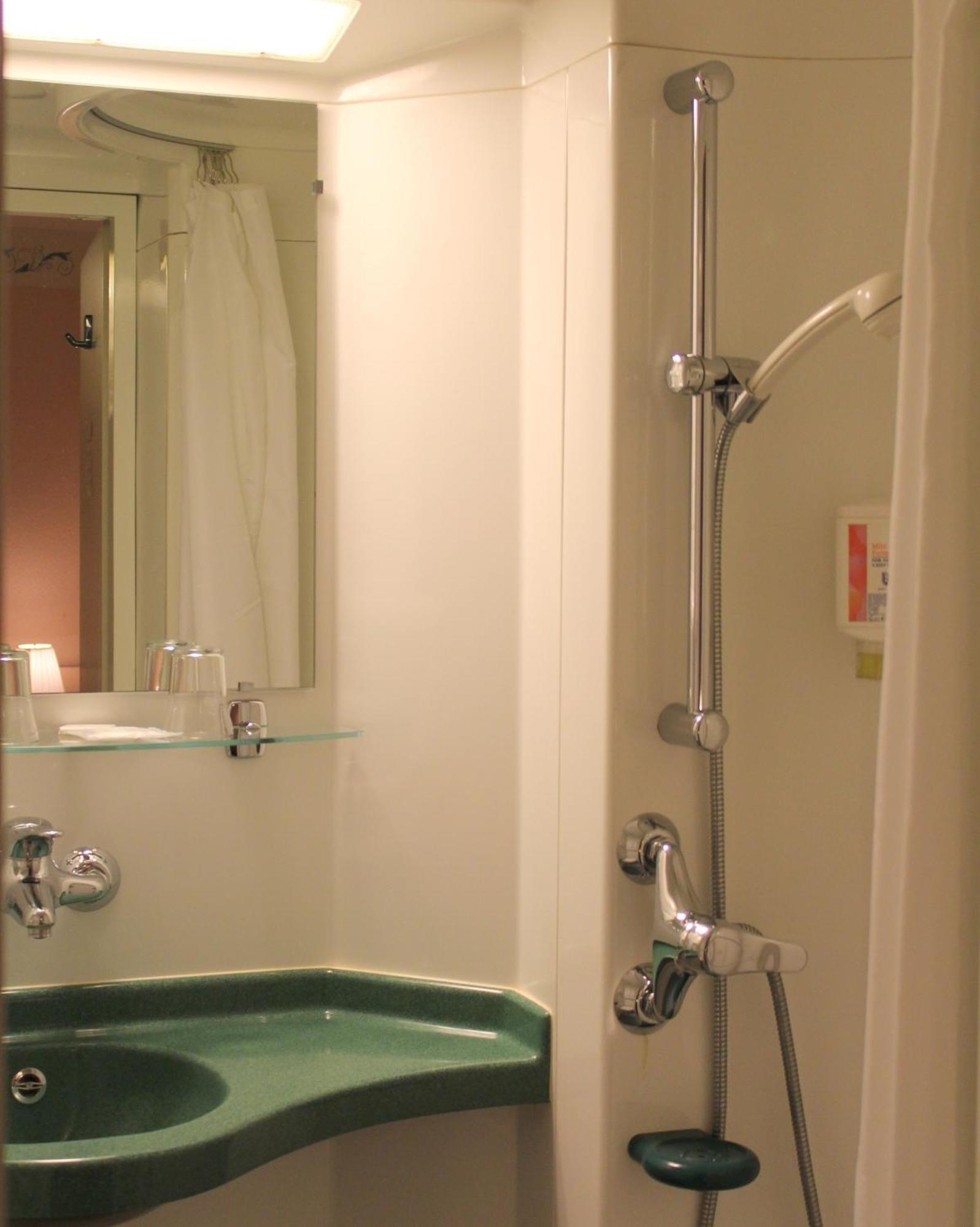 Single Room,665315307:JPEG
