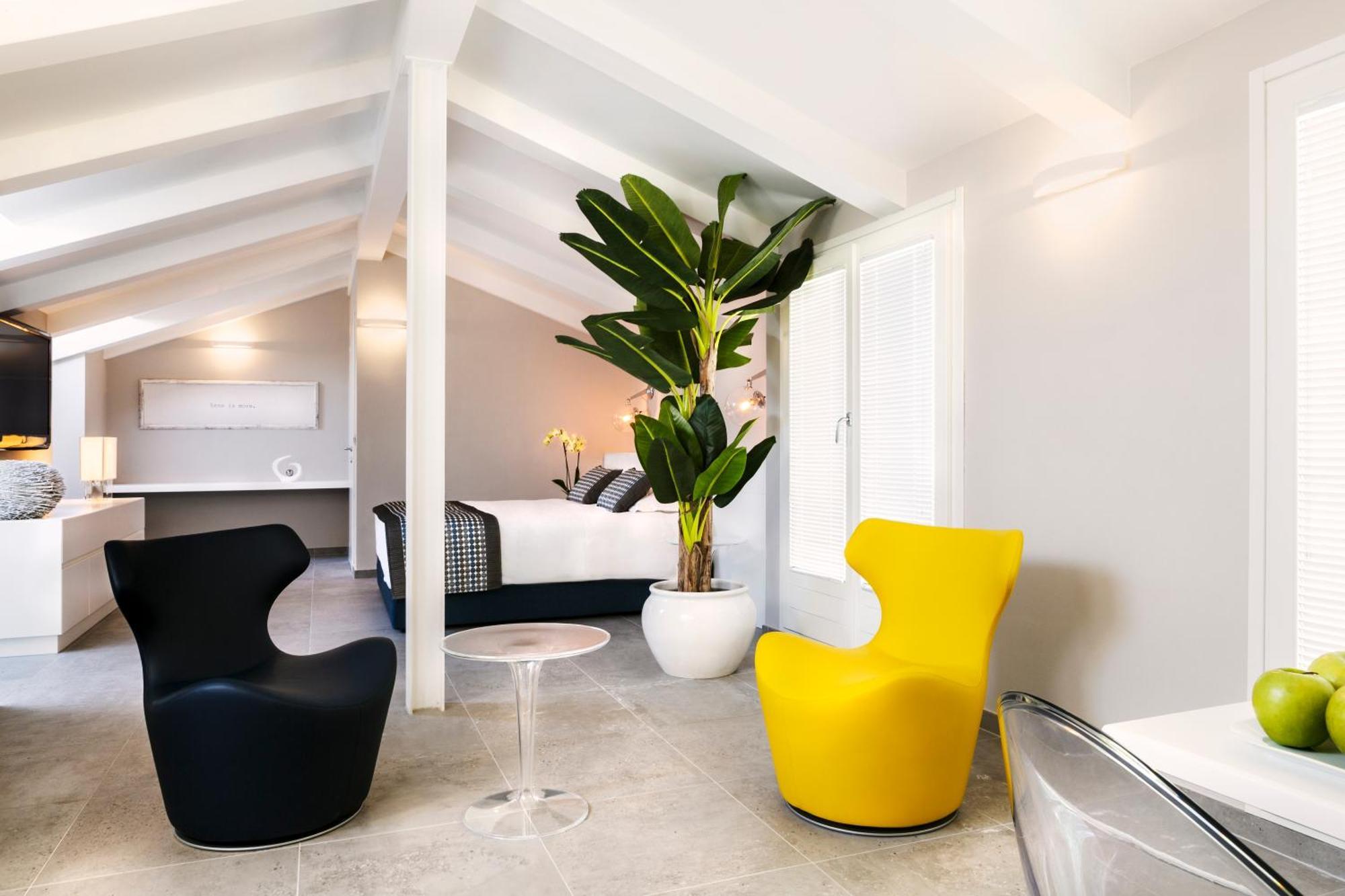 King Suite with Balcony,685680093:JPEG