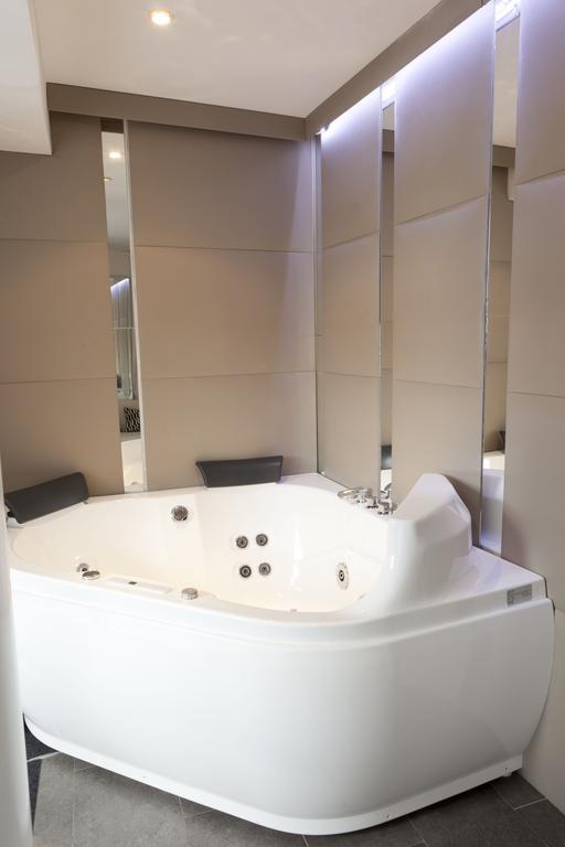 One-Bedroom Apartment with Hot Tub,118740523:JPEG