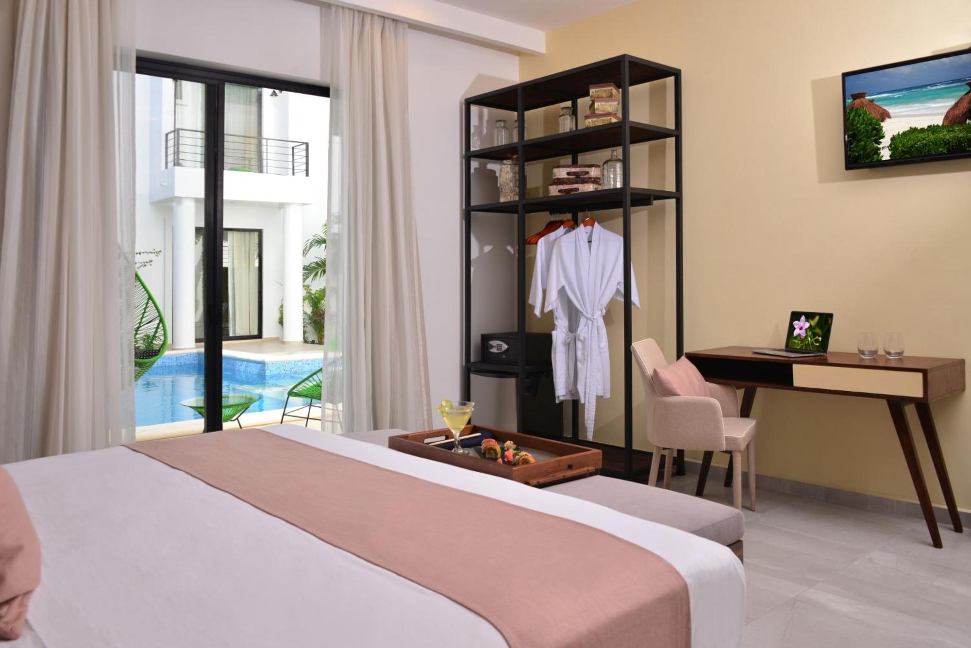 Grand Deluxe Room Pool Side