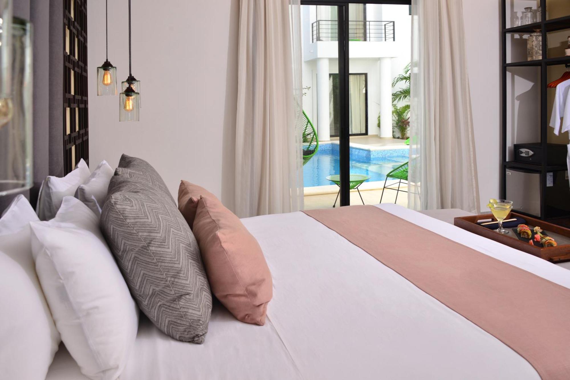 Grand Deluxe Room Pool Side
