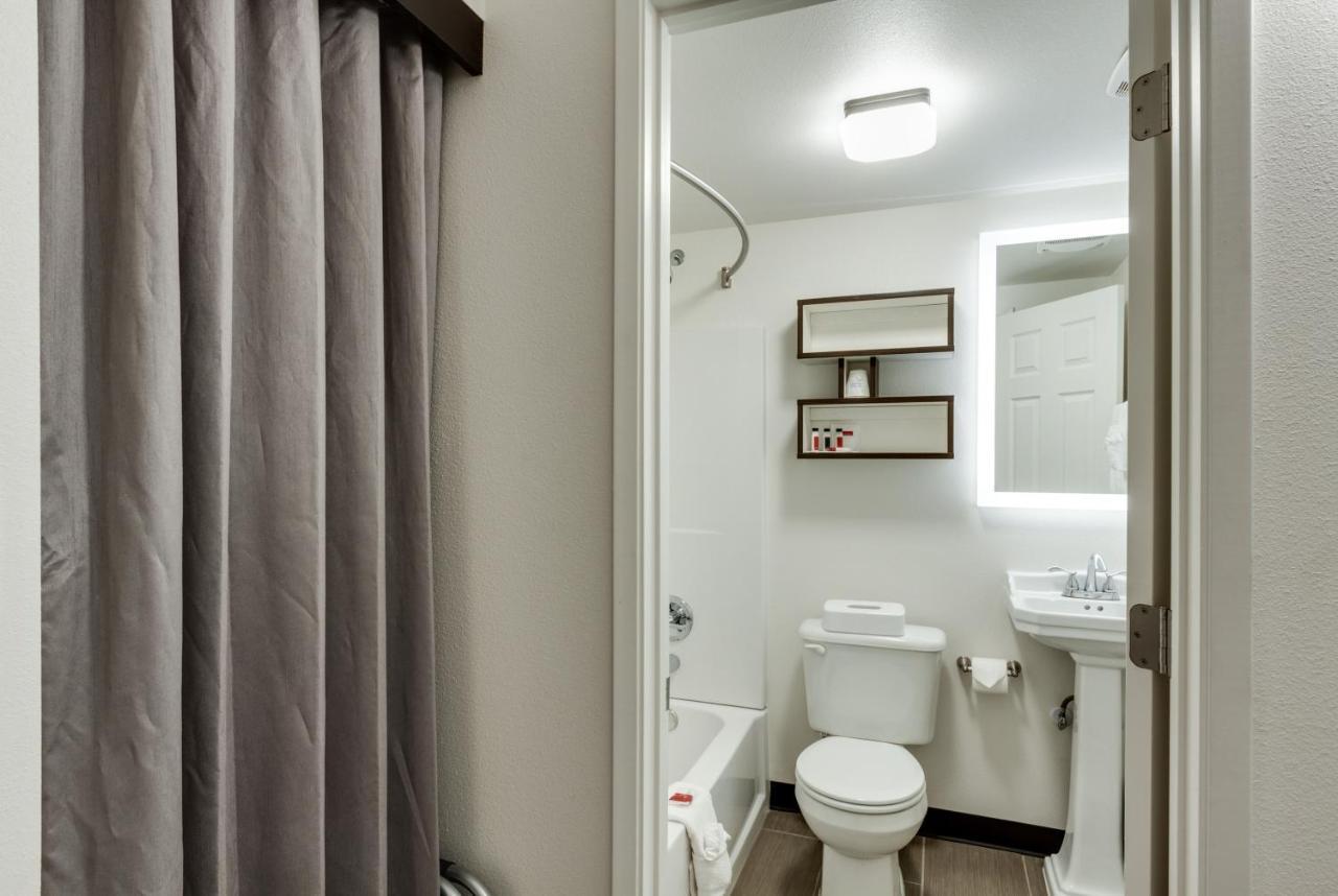 King Suite - Mobility Access/Non-Smoking