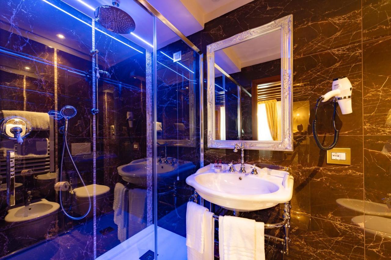 Deluxe Double Room Square View