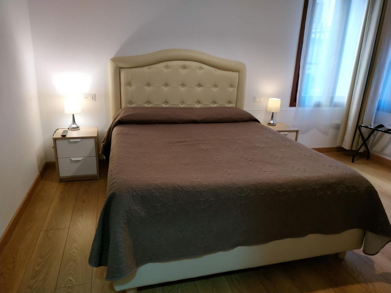 Camera Deluxe Matrimoniale con Bagno Privato e Doccia