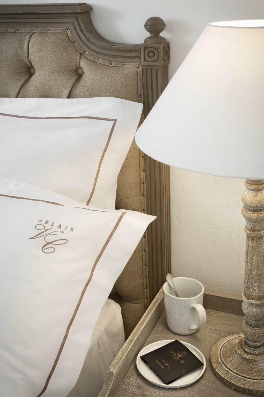 Deluxe Suite mit Küchenzeile und Poolblick