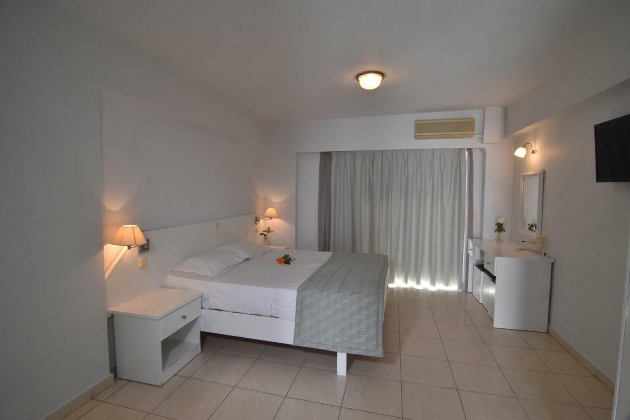 Double or Twin Room Side Sea View
