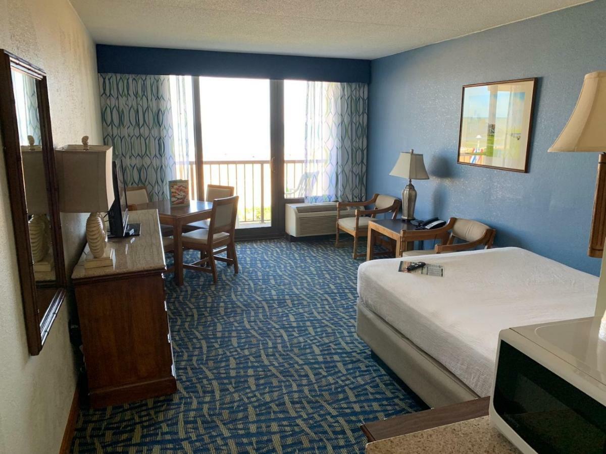 Family Room with Three Double Beds - Oceanfront - Private Balcony