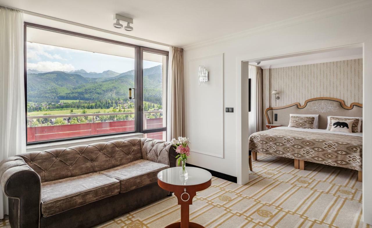 Suite with Mountain View with Balcony,813312273:JPEG