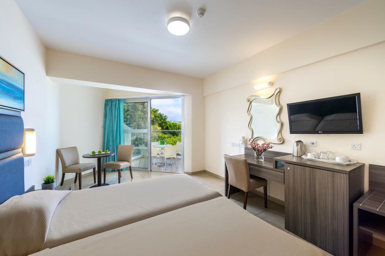 Double or Twin Room Side Sea View