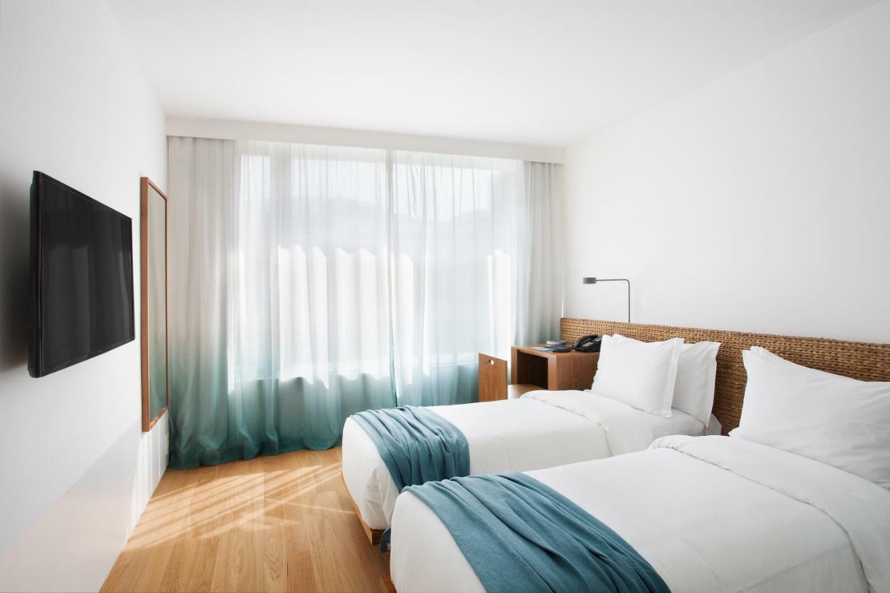 Medium room city view