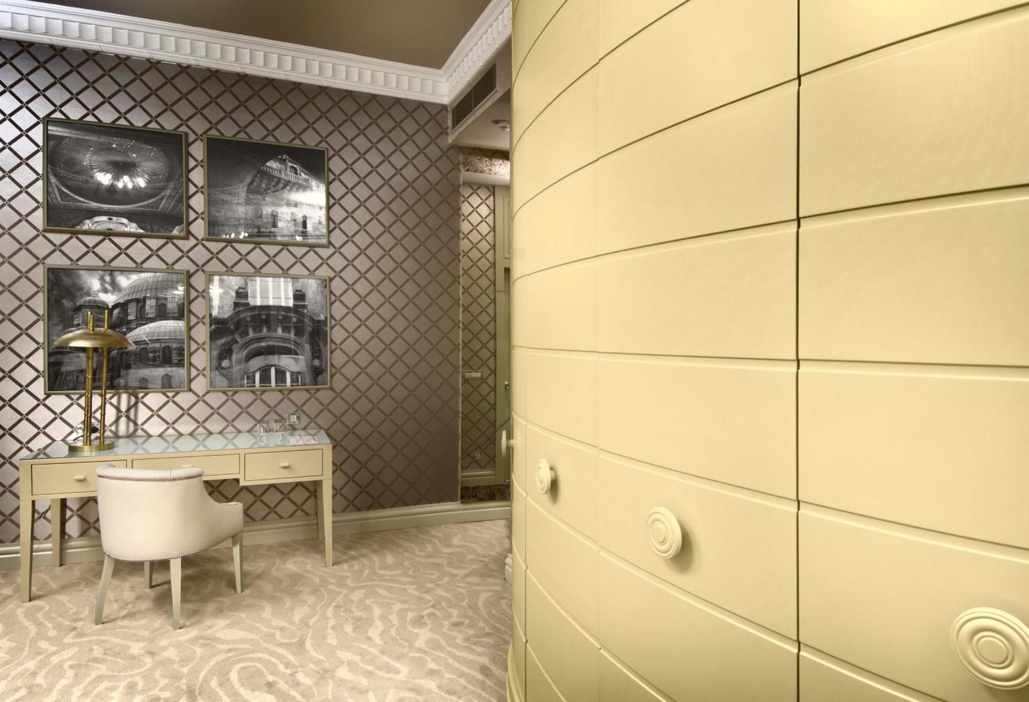 Executive Suite Square View