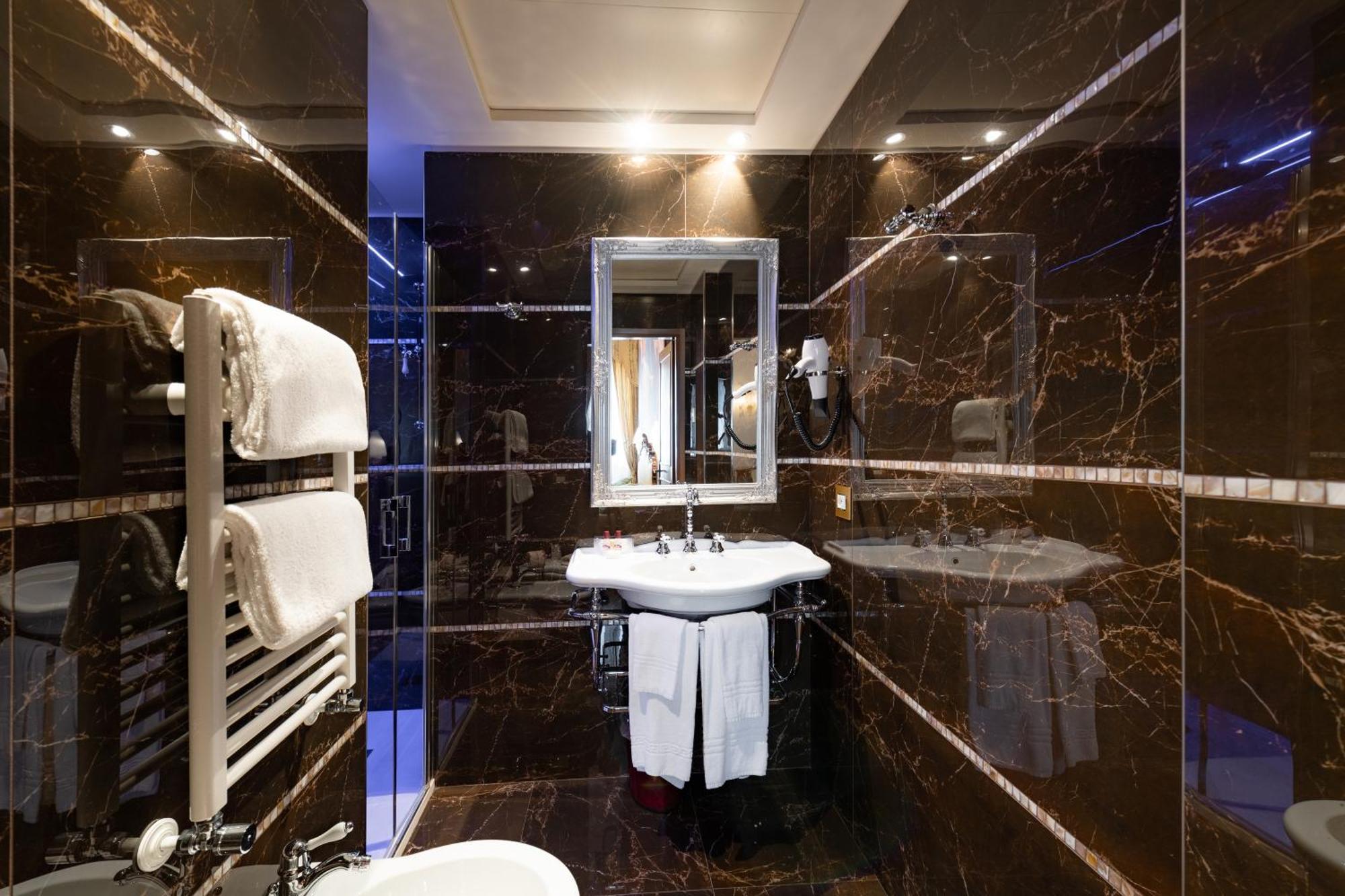 Deluxe Double Room Square View