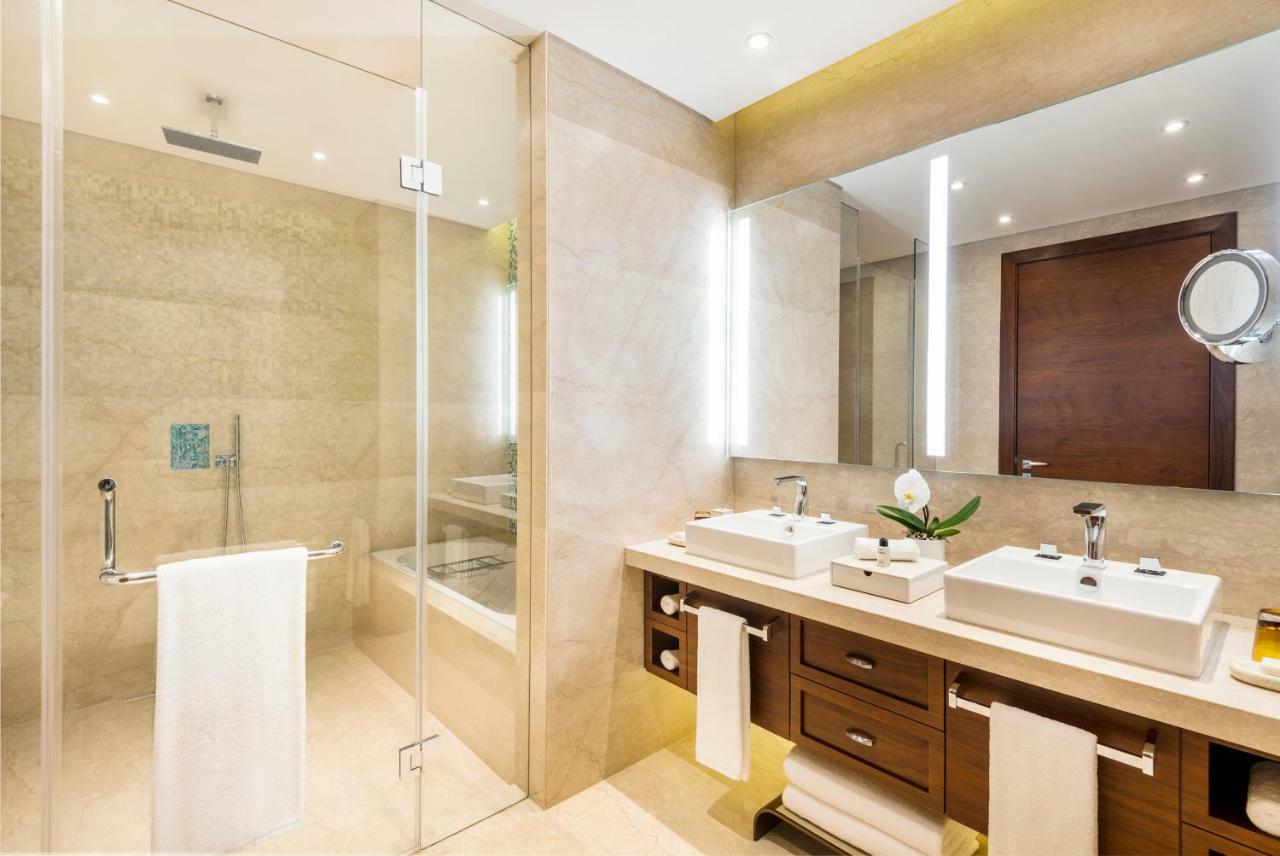Grand Deluxe Room, 1 King, Pool View, Balcony