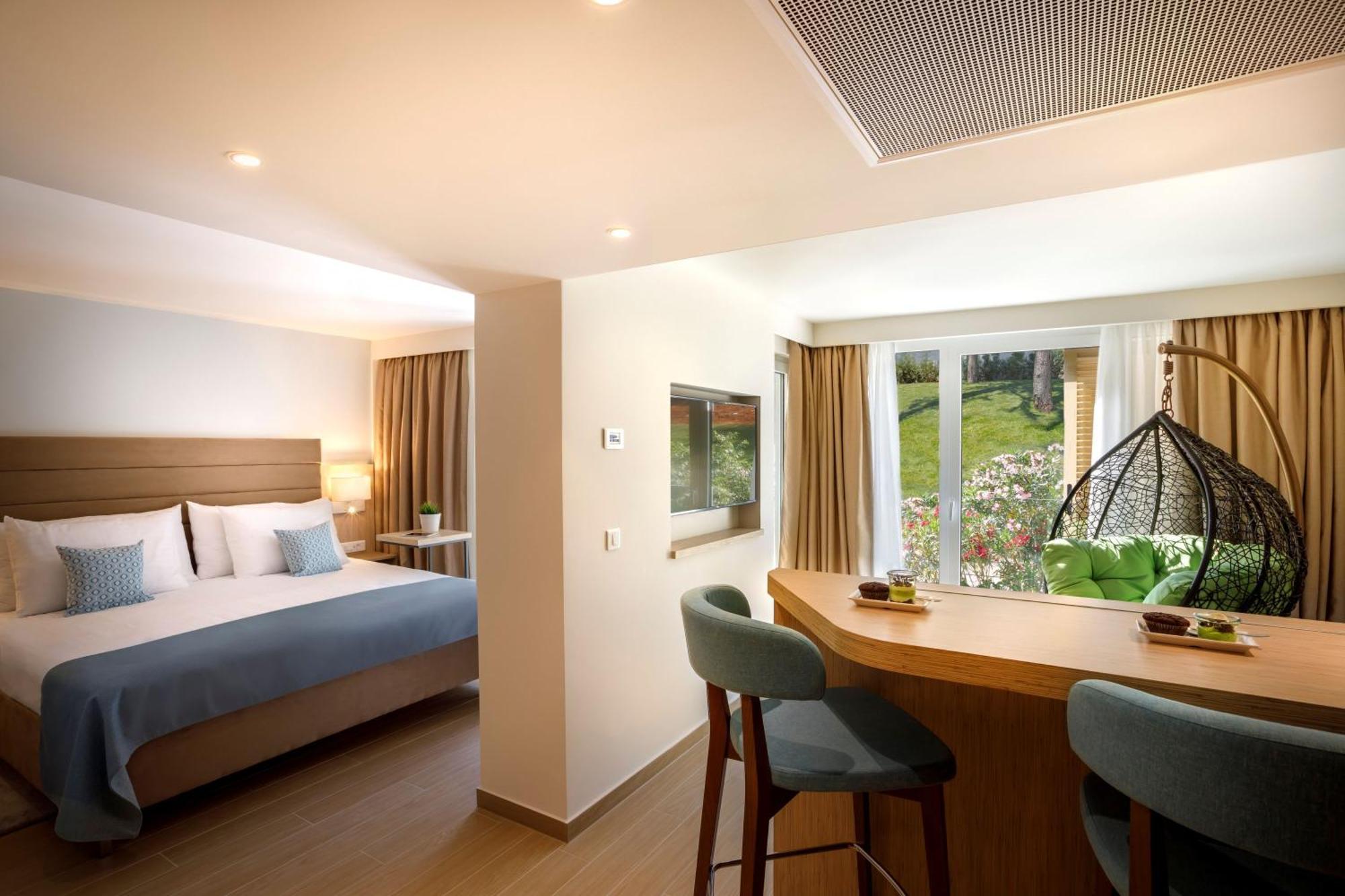 Junior Suite 21 Designed Adults
