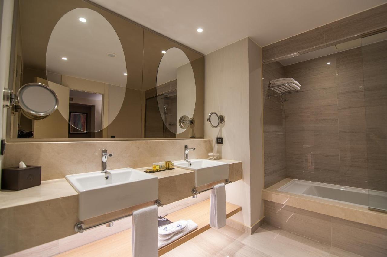 Deluxe King Suite