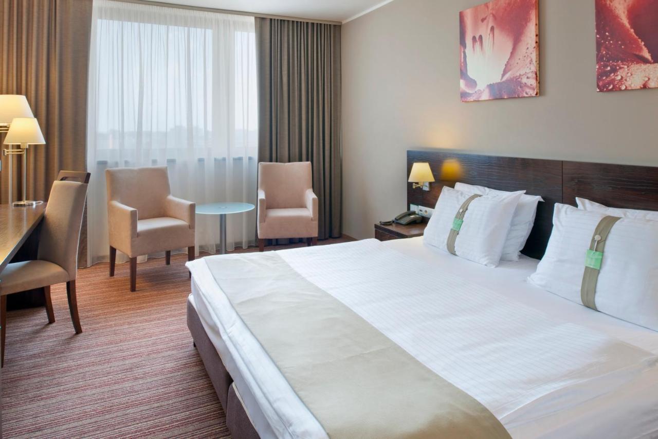 1 King Bed Nonsmoking