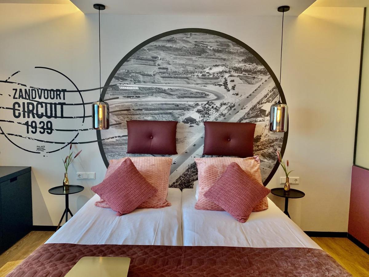 Large Room with Bathtub and Sloping Sea View,993168823:JPEG