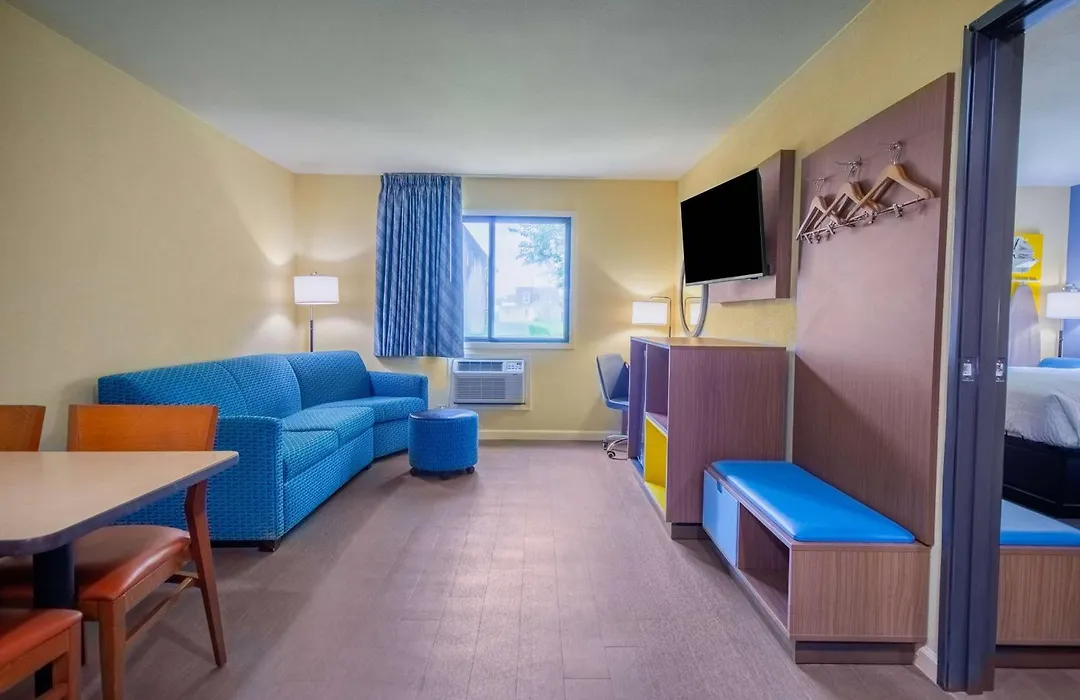 Days Inn & Suites By Wyndham Waterloo-1
