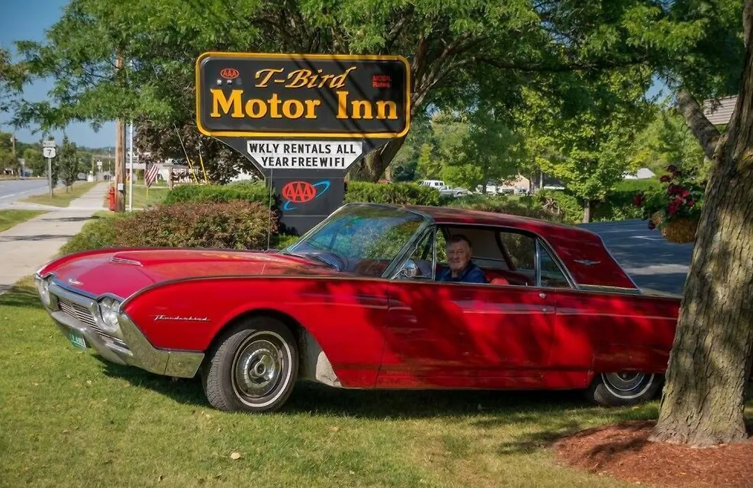 T-Bird Motor Inn-1