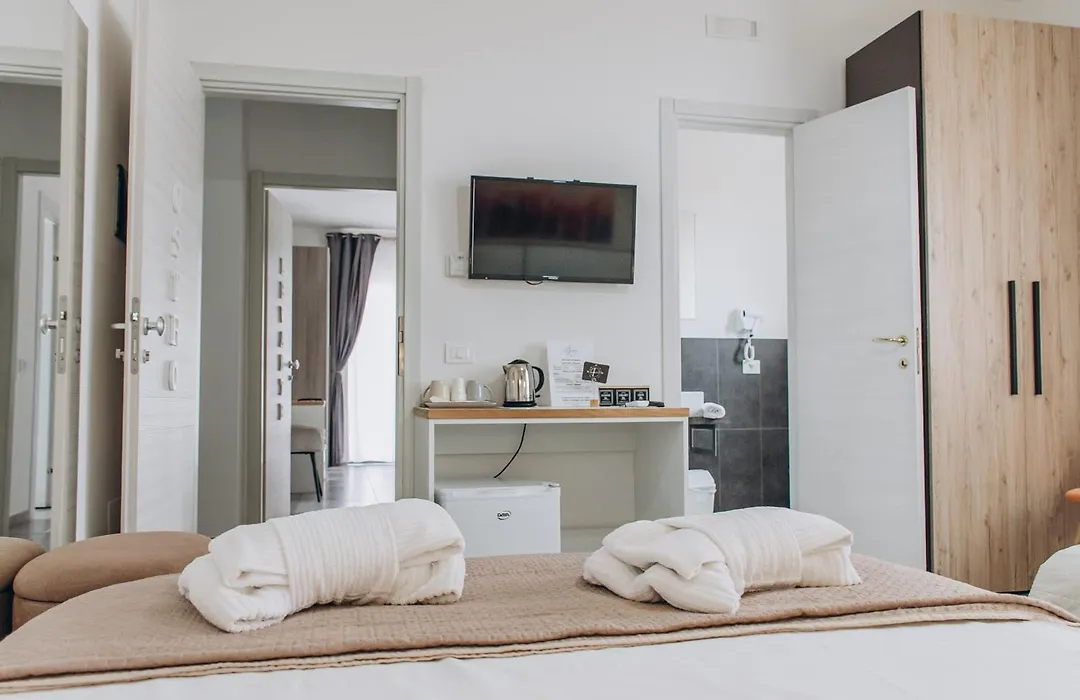 B&B Four Winds 50mt Spiaggia&Castello Aragonese WiFi&AC-1