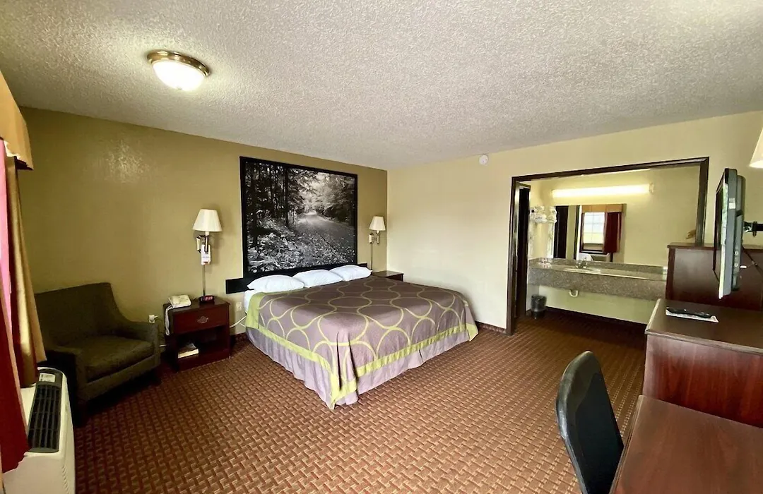 Super 8 By Wyndham Shawnee-1