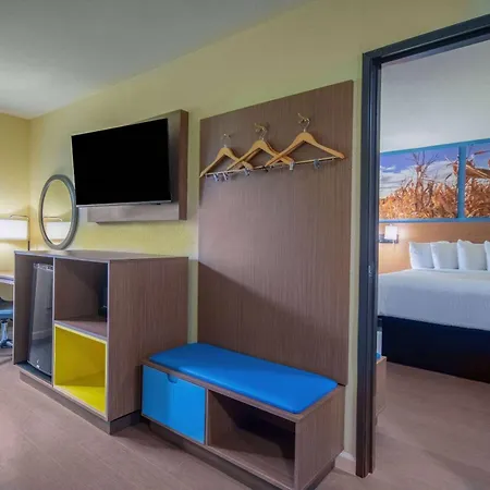 Days Inn & Suites By Wyndham Waterloo-2