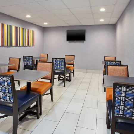 Holiday Inn Express & Suites I-26 & Us 29 At Westgate Mall By Ihg-3