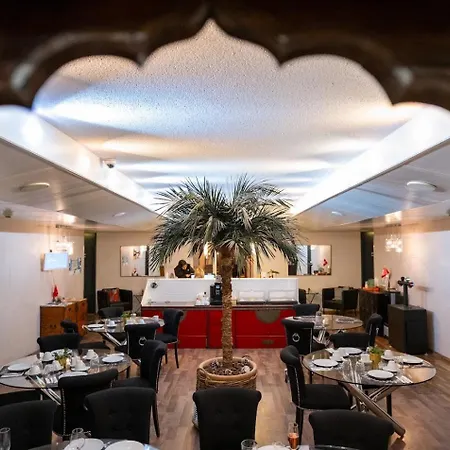 Hotel Les Arcades-3
