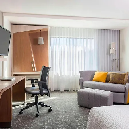 Courtyard By Marriott London-2