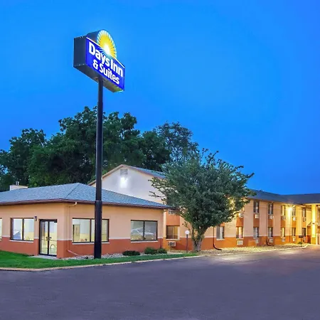 Days Inn & Suites By Wyndham Waterloo-3
