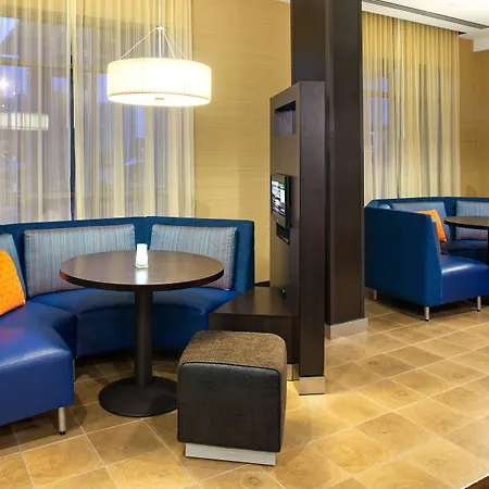 Courtyard By Marriott London-2