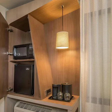 Courtyard By Marriott London-3