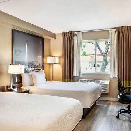Super 8 By Wyndham Winnipeg West-2