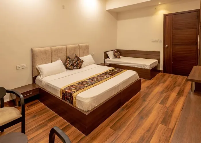 De Manora Homes - Unpretentious Hotel With A Garden , Posh Area Ranjit Avenue