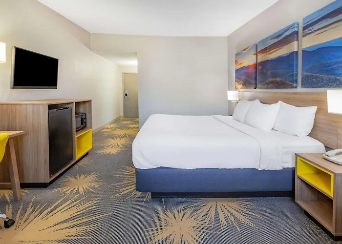 Days Inn By Wyndham Roanoke Hollins Near I-81